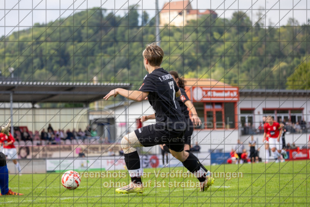 20250928_143242_0533 | #,1.FC Donzdorf (schwarz) vs. TV Derendingen (rot), Fussball, Frauen-Verbandsliga Württemberg, 03. Spieltag, Saison 2025/2026, Rasenplatz Lautertal Stadion, Süßener Straße 16, 73072 Donzdorf, 28.09.2025 - 13:00 Uhr,Foto: PhotoPeet-Sportfotografie/Peter Harich