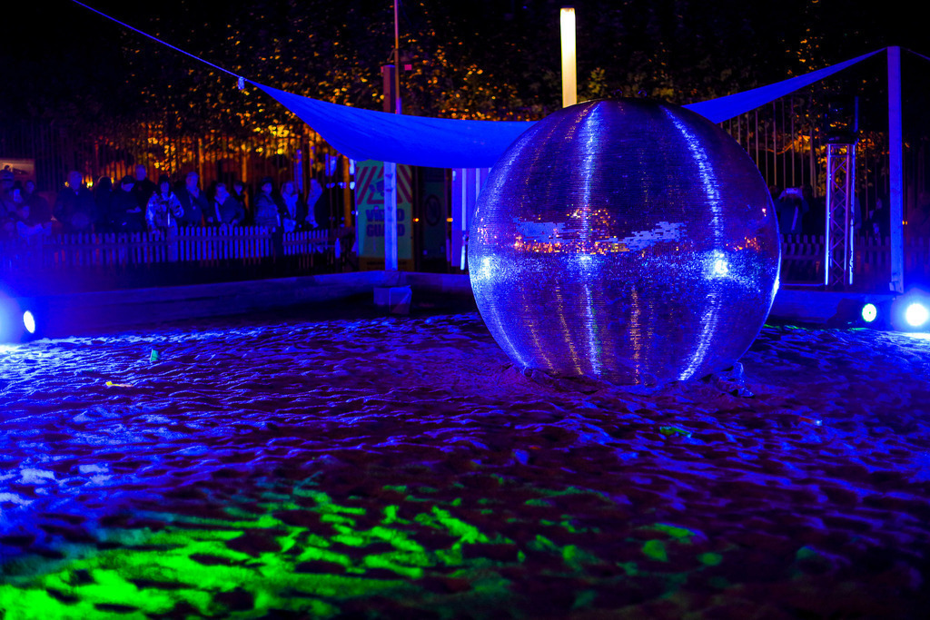 07 Mirror Mirror on the Ball_005 | Bildergalerie von Sport-Ereignissen aber auch von weiteren spannenden Dingen - nicht nur vom Niederrhein. In Anlehnung an den bekannten Spruch von Hanns Dieter Hüsch heißt das Motto: "Niederrhein ist überall".  - Realisiert mit Pictrs.com