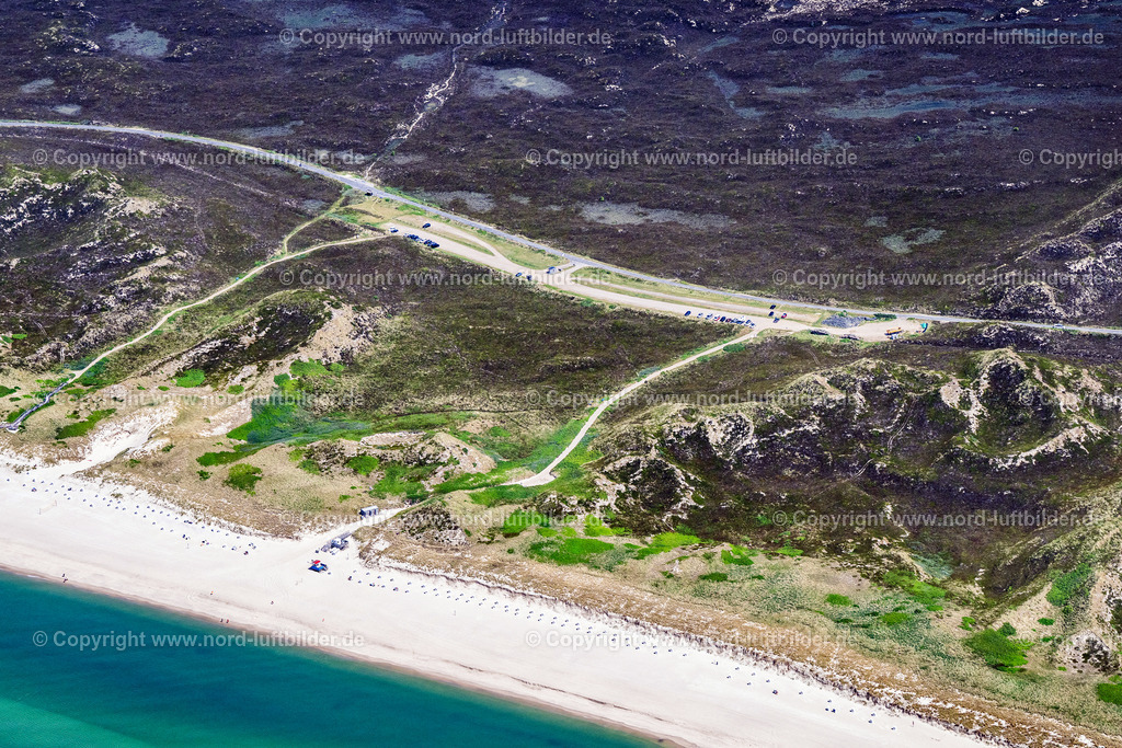 Sylt_List_Abessinien_Fkk_Strand_List_ELS_5641130625 | LIST 13.06.2025 FKK Strand Sand- Dünen- und Heide- Landschaft Nord- Sylt in List im Bundesland Schleswig-Holstein, Deutschland. Das Gebiet der drei Sylter Wanderdünen zwischen dem Weststrand und dem Ort List steht unter Naturschutz. Die Heidelandschaft und Sanddünen dürfen nur mit Sondergenehmigung betreten werden. // Nudist beach, sand dunes, and heathland landscape on North Sylt in List, Schleswig-Holstein, Germany. The area of Sylt's three shifting dunes between the west beach and the town of List is a nature reserve. Access to the heathland and sand dunes is permitted only with a special permit. Foto: Martin Elsen