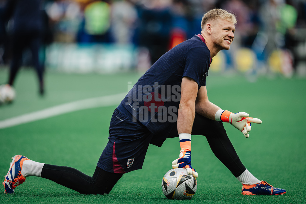 Fußball | Herren | UEFA-Fußball-Europameisterschaft 2024 | Finale | Spanien vs. England | 14.07.2024 | Aaron Ramsdale (#13, England) vor dem Spiel freut sich