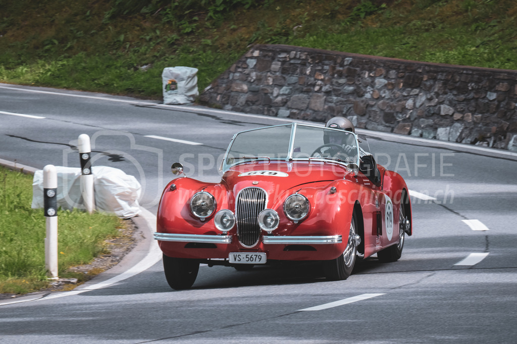 21. Arosa ClassicCar 2025 - 7. =September= 2025 | Michael Kalbermatter aus Zermatt (SUI) in einem Jaguar XK120 aus dem Jahre 1954 mit Startnummer 619 am Arosa ClassicCar 2025 in der Kategorie Demo..@arosaclassiccar, @arosa.official, #arosaclassiccar, #arosa, #76curves, #classiccarBild: Sportfotografie Markus Aeschimann | www.markus-aeschimann.ch - Realisiert mit Pictrs.com