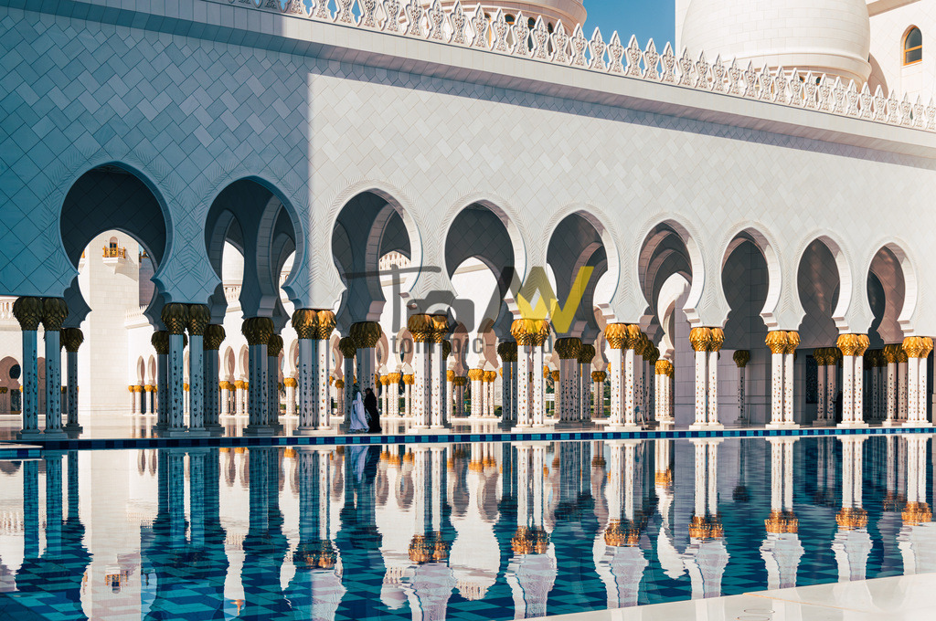 Spiegelung im Wasser der Scheich Zayid Moschee-Abu Dhabi-3 | Weiß und hell spiegeln sich die Marmorkuppeln der Scheich Zayid Moschee im Wasser. - Realisiert mit Pictrs.com