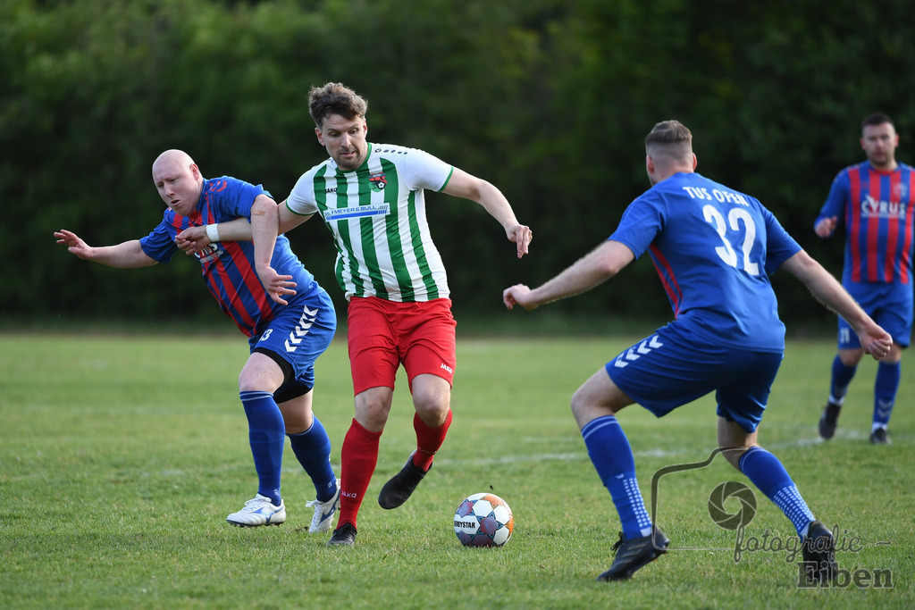 TuS Ofen-SG FriPe | Herren 1. Kreisklasse Süd, Jade-Weser-Hunte; TuS Ofen (blau)-SG FriPe (weiß) am 28.05.2025; in Ofen (), Photo: Philip Eiben 2025 - Realisiert mit Pictrs.com