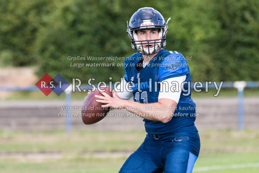 American Football, Saison 2022, Regionalliga Nord, Hamburg Blue Devils - Oldenburg Knights, Dr.-Hermann-Schnell-Sportplatz (Hamburg), 06.08.2022, 07. Gameweek | Leif Plagge (#11, Blue Devils, Quarterback)