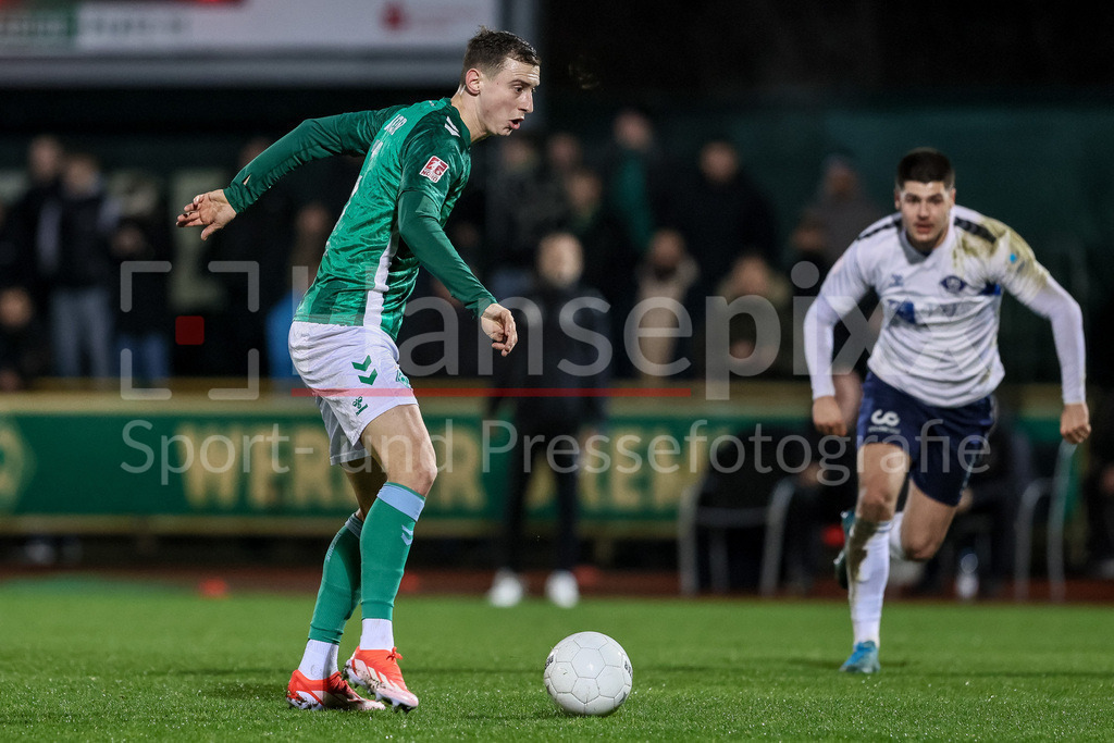 Fussball, Regionalliga Nord, SV Werder Bremen II - VfB Oldenburg | v.li.: Maik Lukowicz (SV Werder Bremen II, 16) am Ball, Einzelbild, Ganzkörper, Aktion, Action, Spielszene