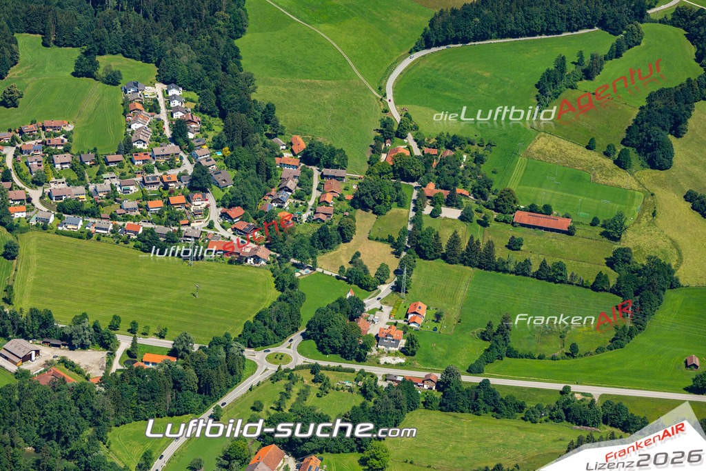 Aktuelles Luftbild von Langau Bad Heilbrunn - Die Luftaufnahme wurde 2022 mittels UL-Flugzeug erstellt ( keine Drohne ) - hochauflösende Kamera-Systeme von  Canon -Beste Qualität - Für grossformatige Ausdrucke geeignet. Die Geschenkidee !