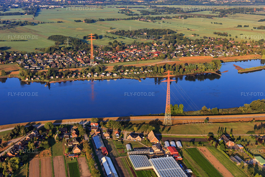 Luftbild: Hochspannungsleitung überquert die Elbe im Ortsteil Ochsenwerder in Hamburg im Bundesland Hamburg in Deutschland. Foto: IMG_110237.jpg vom 18.08.2018 durch Werner Riehm/FLY-FOTO.de