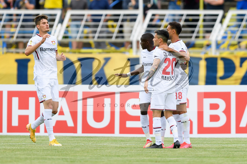 LLELEV20210807_011 | Fussball, Herren: Karim Bellarabi (Bayer 04 Leverkusen) Torjubel, jubelt mit seiner Mannschaft nach dem Treffer zum 0:2 beim Spiel der 1. Runde im DFB-Pokal zwischen 1. FC Lokomotive Leipzig und Bayer 04 Leverkusen im Bruno-Plache-Stadion am 07.08.2021 in Leipzig, Deutschland.DFB / DFL REGULATIONS PROHIBIT ANY USE OF PHOTOGRAPHS AS IMAGE SEQUENCES AND/OR QUASI-VIDEO. - Realisiert mit Pictrs.com