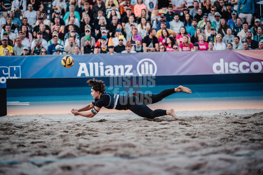 Beachvolleyball | Frauen | Deutsche Meisterschaften 2025 Timmendorfer Strand | 06.09.2025 | Anna-Lena Grüne springt zum Ball