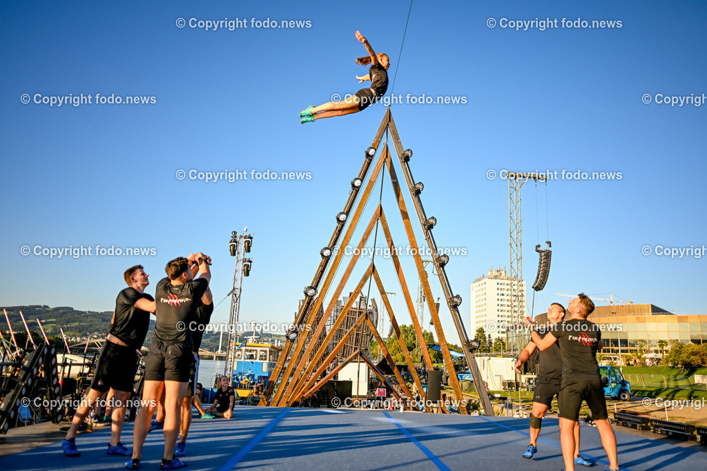 Klangwolke 2023_ Vorbereitung_ 06.09.2023-4 | 06.09.2023, Linz, AUT, Donaulaende Linz, Vorbereitung zur Klangwolke 2023, im Bild The Freaks (Akrobatikgruppe)