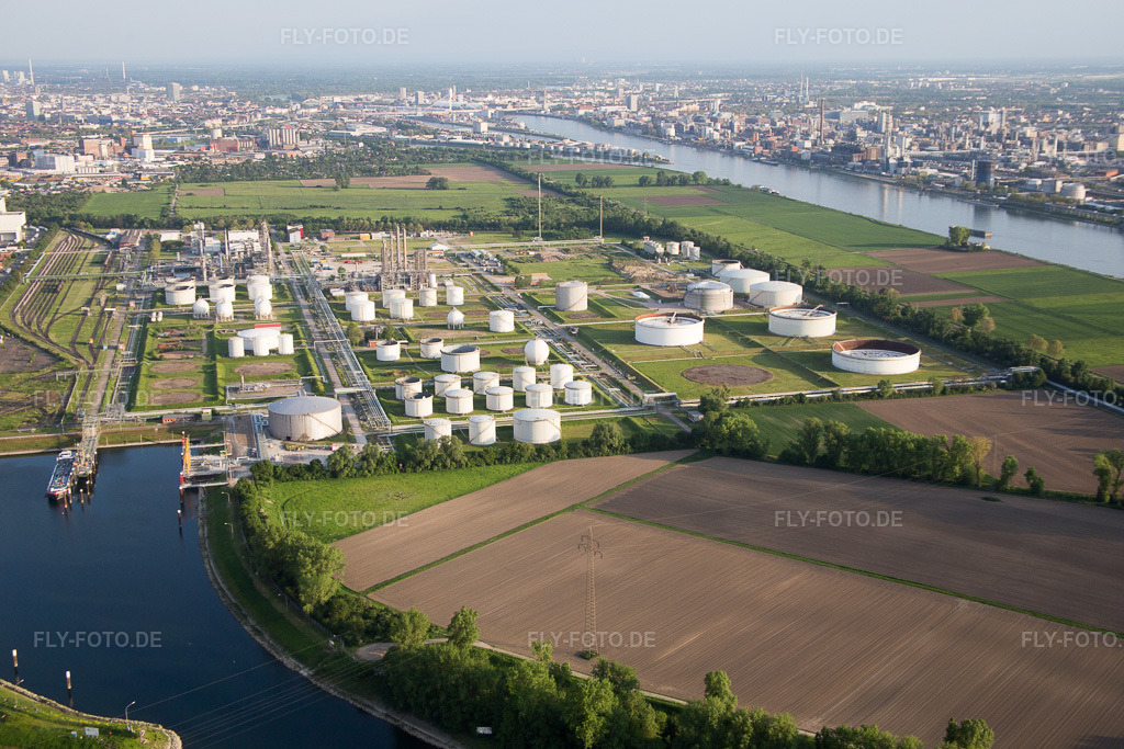 Luftbild: BASF Friesenheim im Ortsteil Neckarstadt-West in Mannheim im Bundesland Baden-Württemberg in Deutschland. Foto: IMG_088246.jpg vom 09.05.2016 durch Werner Riehm/FLY-FOTO.de