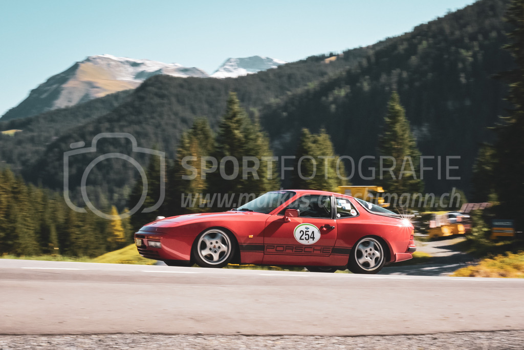 21. Arosa ClassicCar 2025 - 6. =September= 2025 | Ingo Schlösser aus Arosa (SUI) in einem Porsche 944 Turbo aus dem Jahre 1987 mit Startnummer 254 am Arosa ClassicCar 2025 in der Kategorie Classic Trophy..@arosaclassiccar, @arosa.official, #arosaclassiccar, #arosa, #76curves, #classiccarBild: Sportfotografie Markus Aeschimann | www.markus-aeschimann.ch - Realisiert mit Pictrs.com