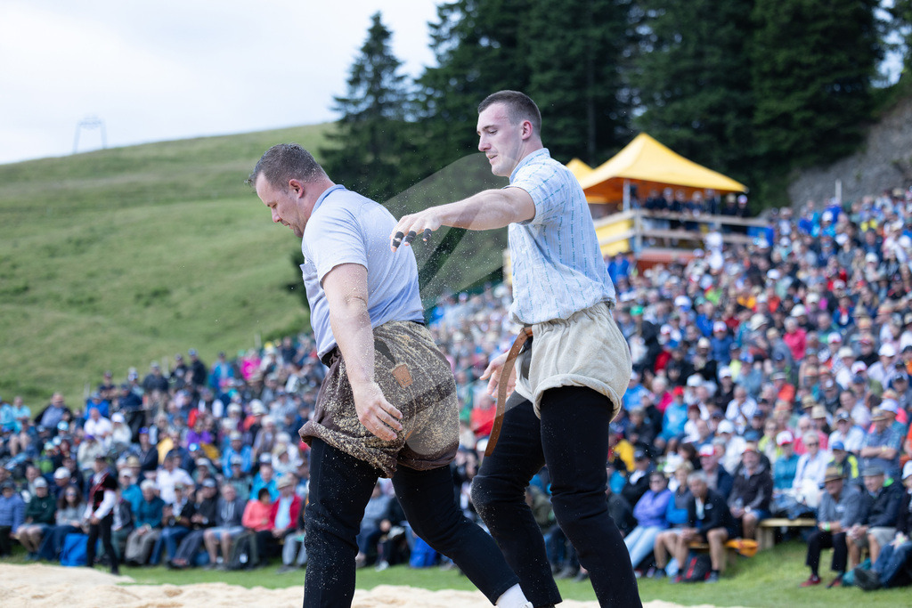 Rigi2025_0583 | Die Schwinger des Schwyzer Kantonalen Schwingerverbandes: Fotos, die Dynamik und Leidenschaft festhalten, sowie emotionale Momente aus dem traditionellen Schwingsport zeigen. - Realisiert mit Pictrs.com