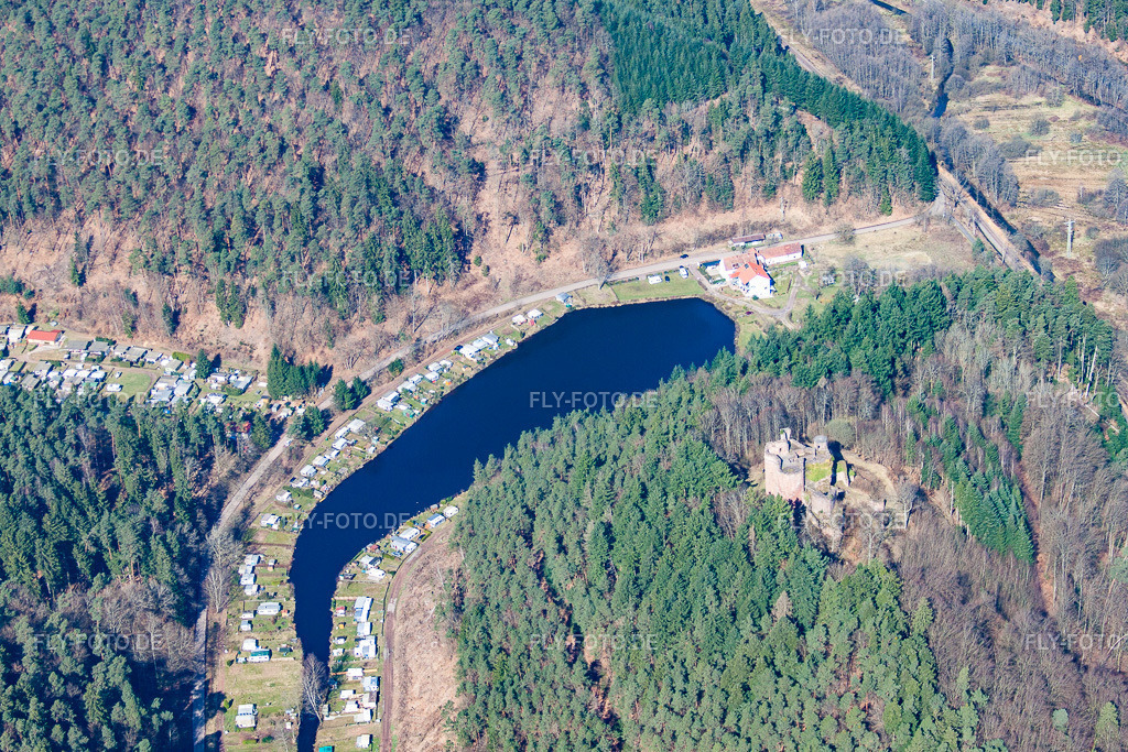 Ruine und Mauerreste der ehemaligen Burganlage und Feste Burgruine Neudahn | Luftbild: Ruine und Mauerreste der ehemaligen Burganlage und Feste Burgruine Neudahn in Dahn im Bundesland Rheinland-Pfalz in Deutschland. Foto: IMG_38413.jpg vom 20.03.2011 durch Werner Riehm/FLY-FOTO.de - Realisiert mit Pictrs.com