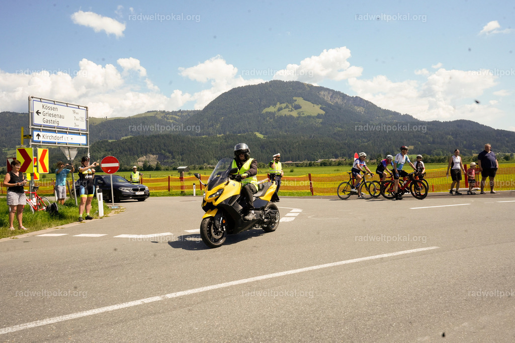 240_20230817_Bewerb_Maenner_Muehlanger | AUT - OESTERREICH, 2023-08-16: SPORT RENNRAD-FAHREN - 55. INTERNATIONALER RADWELTPOKAL IN ST. JOHANN IN TIROL  - Vintage-Radrennen mit WM-Bronze-Medaillen-Siegerin Christina Schweinberger, den Teilnehmer und Alexander Baumann (vom Orginastions-Team) - TAG 2 BEWERB MAENNER IN SECHS GRUPPEN  ; Foto: Roland Muehlanger
