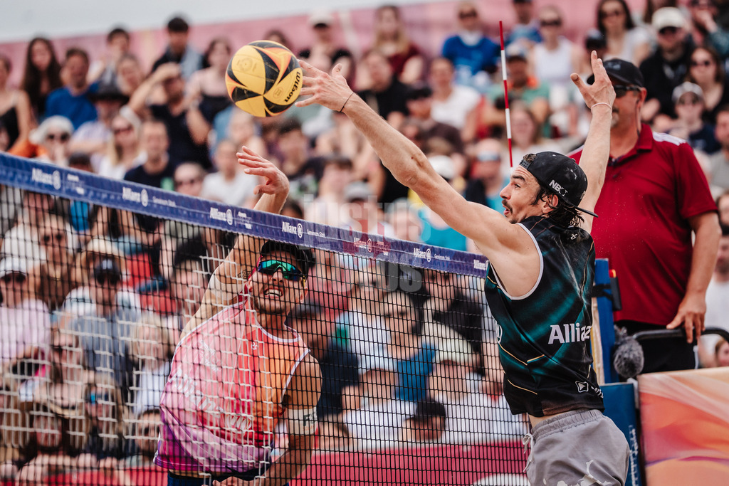 Beachvolleyball | Männer | Allianz German Beach Tour 2025 | Tourstop Bremen | 15.06.2025 | v.l. Bennet Poniewaz beim Angriff gegen Jannik Kühlborn