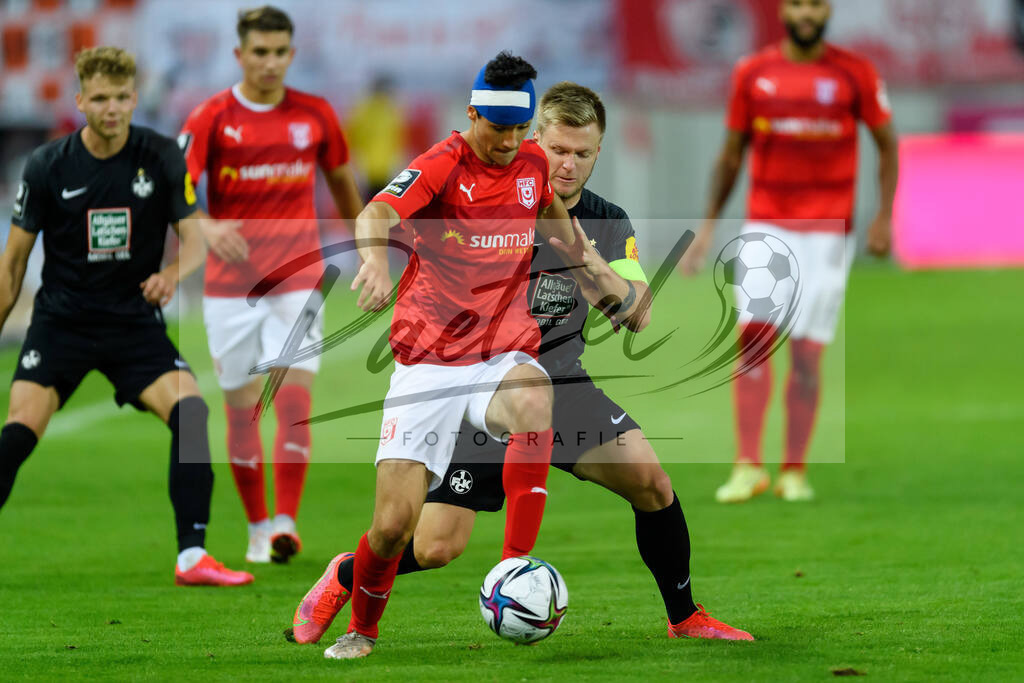 HFCFCK20210824_068 | Fussball, Herren: Niklas Landgraf (Hallescher FC) und Jean Zimmer (1. FC Kaiserslautern)  beim Spiel der 3. Liga zwischen Hallescher FC und 1. FC Kaiserslautern im Leuna-Chemie-Stadion am 24.08.2021 in Halle (Saale), Deutschland. - Realisiert mit Pictrs.com