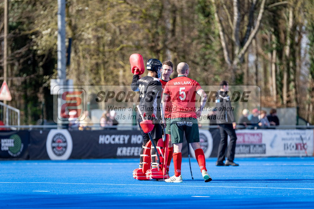 HK_20240323_109938 | 1. Bundesliga Hockey Herren Crefelder HTC - Mannheimer HC am 23.3.2024 Crefelder HTC  Hüttenallee, Krefeld , Joshua Onyekwue Nnaji Torwart ( Crefelder HTC #29 ) , Schröder Mika ( Crefelder HTC #33 ) , van Laak Max ( Crefelder HTC #5 )