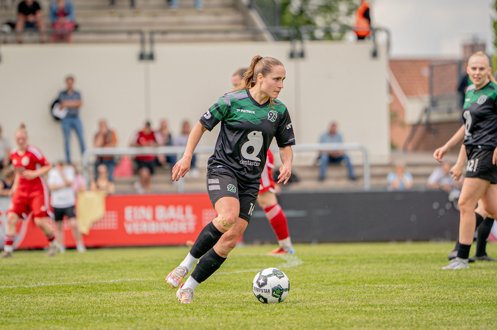 Fußball I Frauen I Saison 2025-2026 I Niedersachsen-Pokal I Finale I FC Jesteburg-Bendestorf - Hannover 96 I 22378 | jns.sportfotos - Realisiert mit Pictrs.com