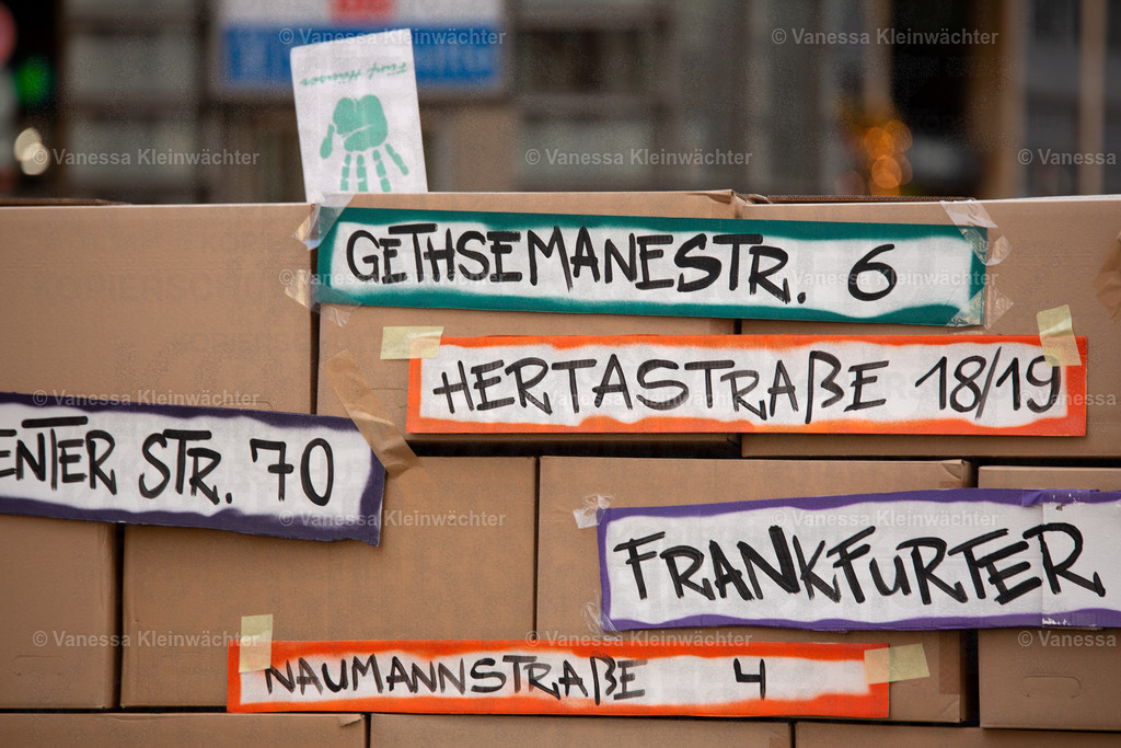 201120 StopHeimstaden MindSpace-2 | Mit Musik und einer "Wall of shame" aus Umzugskartons fordern Mieter*innen der von Heimstaden gekauften Häuser am 20.11.2020 vorm Büro des Schwedischen Immobilien-Investors die Ausübung des städtischen Vorkaufsrechts. - Realisiert mit Pictrs.com