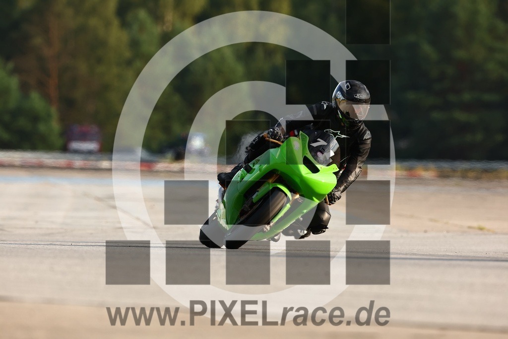 0071-20240803_05379 | Schöne Erinnerungen an spannende Momente - das festzuhalten ist unser Job. PIXELrace.de ist seit 2003 auf den Rennstrecken Europas unterwegs um die Action draußen beim Fahren und die wunderbare Stimmung imm Fahrerlager für euch einzufangen.