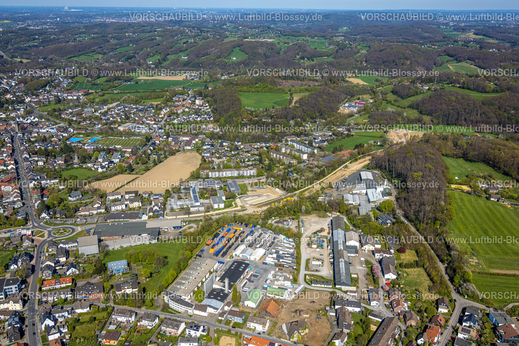 Sprockhoevel220404014 | Luftbild, Neuer Kreisverkehr Hauptstraße, Baustelle an der Glückauf-Trasse mit Neubau der Umgehungsstraße L70n zur Haßlinghauser Straße, Mathilde-Anneke-Schule, Niedersprockhövel, Sprockhövel, Ruhrgebiet, Nordrhein-Westfalen, Deutschland