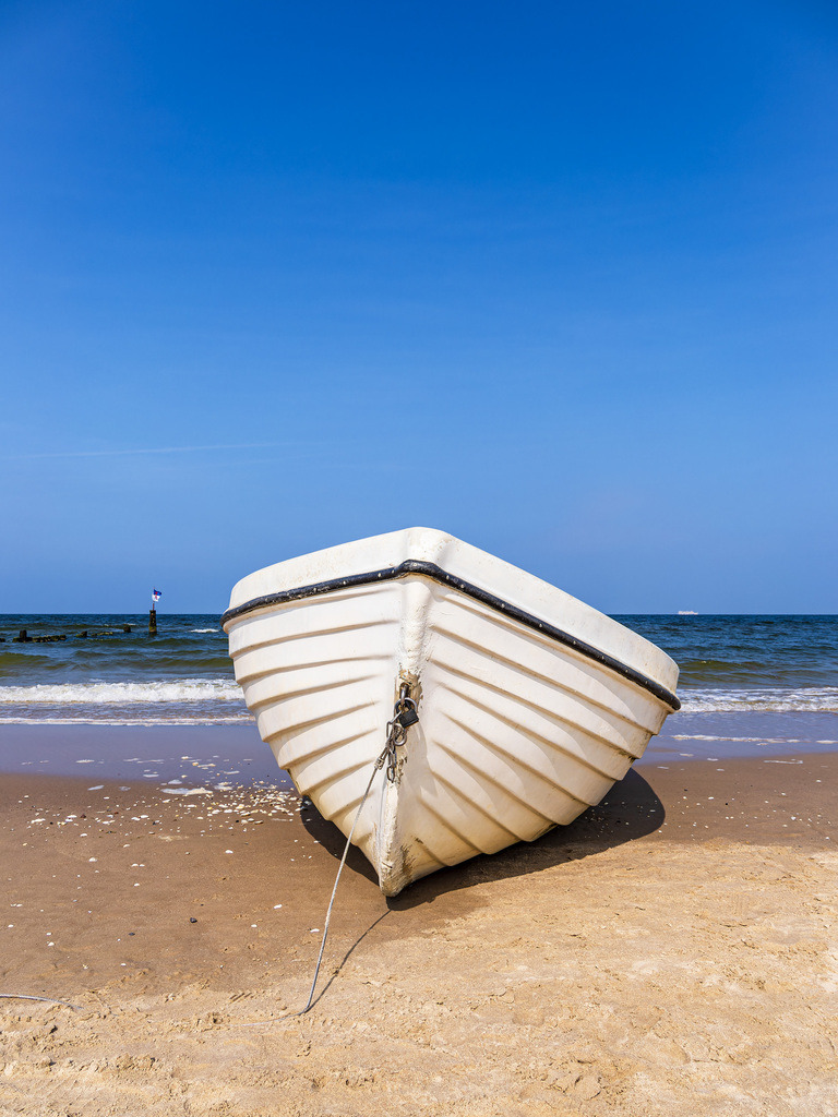 Fischerboot und Buhne am Strand von Bansin auf der Insel Usedom | Fischerboot und Buhne am Strand von Bansin auf der Insel Usedom.