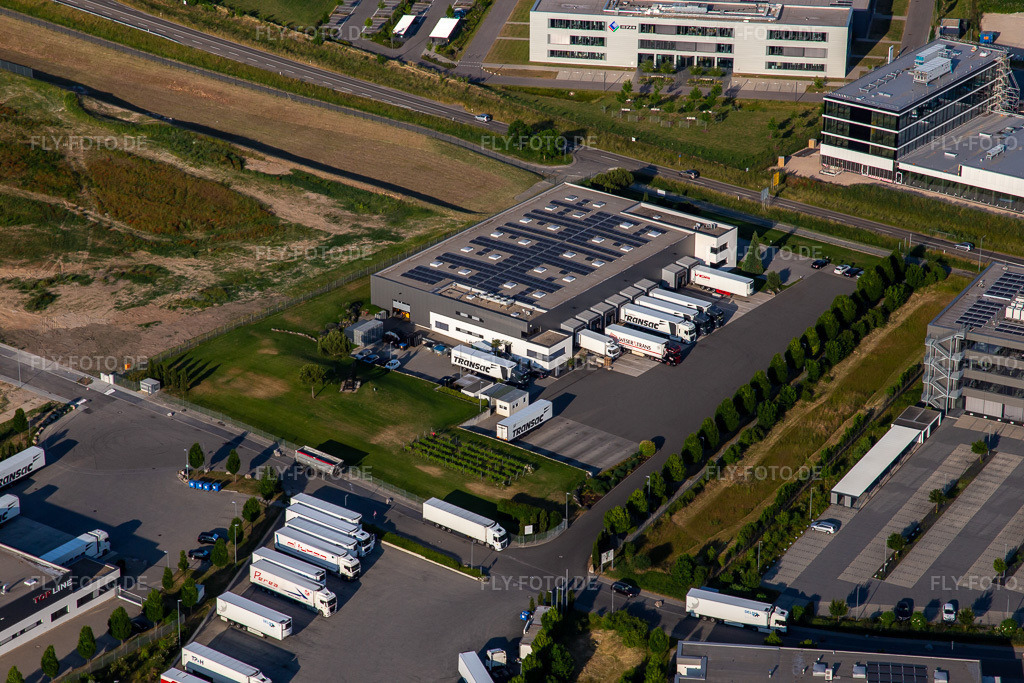 Luftbild: TRANSAC Intern. Speditionsgesellschaft mbH in Rülzheim im Bundesland Rheinland-Pfalz in Deutschland. – Foto: IMG_136180.jpg vom 07.06.2023 durch Werner Riehm/FLY-FOTO.de – Auflösung des Originals: 5472 x 3648 px – TRANSAC Logistics GmbH