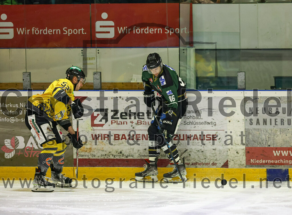 2023-02-10_019_TSV_Erding_gegen_ERSC_Amberg | Erding, Deutschland, 10.02.2023:
Eishockey, Bayernliga Meisterrunde Gruppe B 2022 / 2023, 3. Spieltag, TSV Erding gegen ERSC Amberg, Endergebnis: 6:3

Marc Roth (ERSC Amberg, #53), Michael Trox (Erding Gladiators, #86)

Foto: Christian Riedel / fotografie-riedel.net