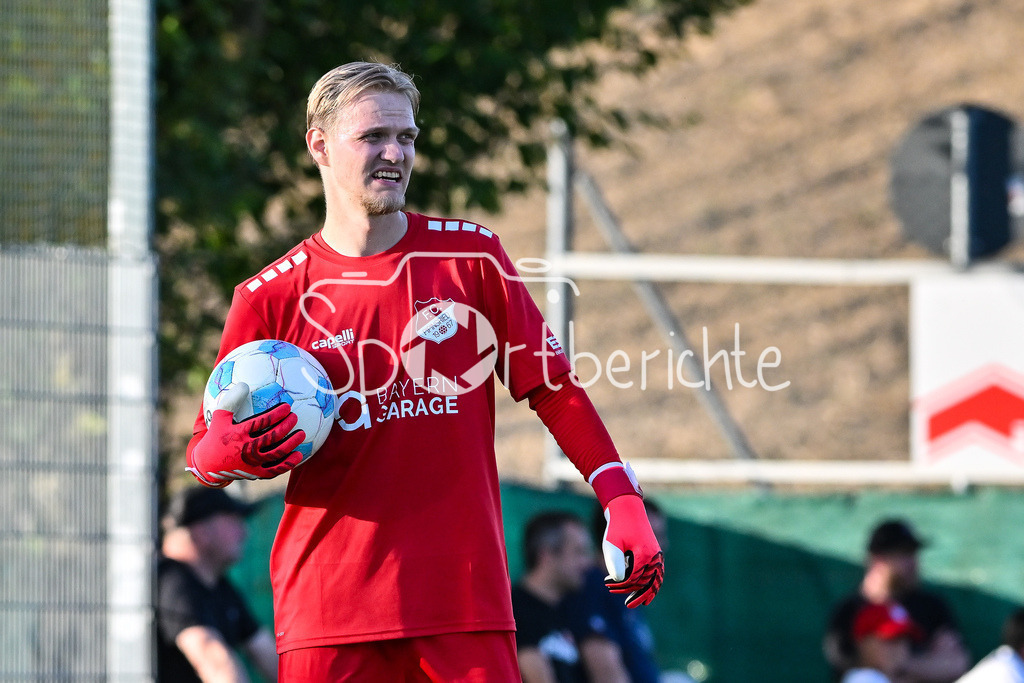 FC Pipinsried - SV Wacker Burghausen | am BAll Dominik BALS (FC Pipinsried 12) / Einzelfoto / Freisteller / Landespokal Bayern: FC Pipinsried - SV Wacker Burghausen; Küchenstadel-Arena am 26.08.2025