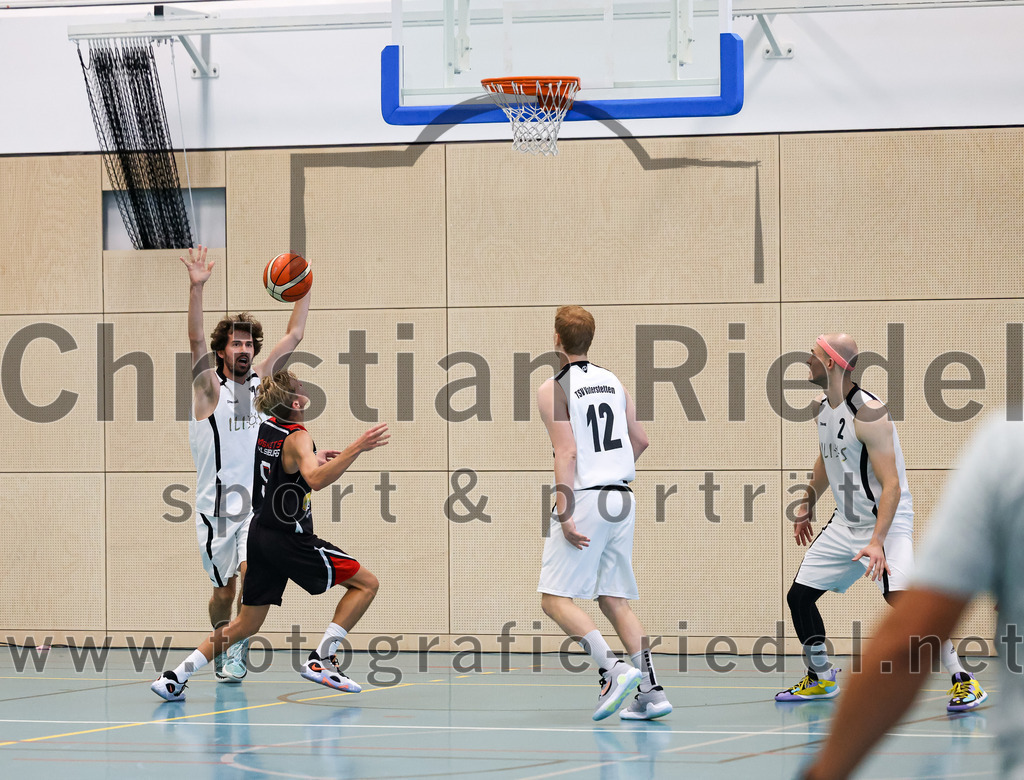2022-10-16_062_TSV_Vaterstetten_gegen_Baskets_Vilsbiburg_2 | Vaterstetten, Deutschland, 16.10.2022:
Basketball, Bayernliga Herren Südost 2022 / 2023, 1. Spieltag, TSV Vaterstetten gegen Baskets Vilsbiburg 2, Endergebnis: 83:64

Luca Maurice Kohll (TSV Vaterstetten, #7), M. Urbanke (Baskets Vilsbiburg, #9), Alain Gales (TSV Vaterstetten, #12), Christian Balszuweit (TSV Vaterstetten, #2)

Foto: Christian Riedel / fotografie-riedel.net