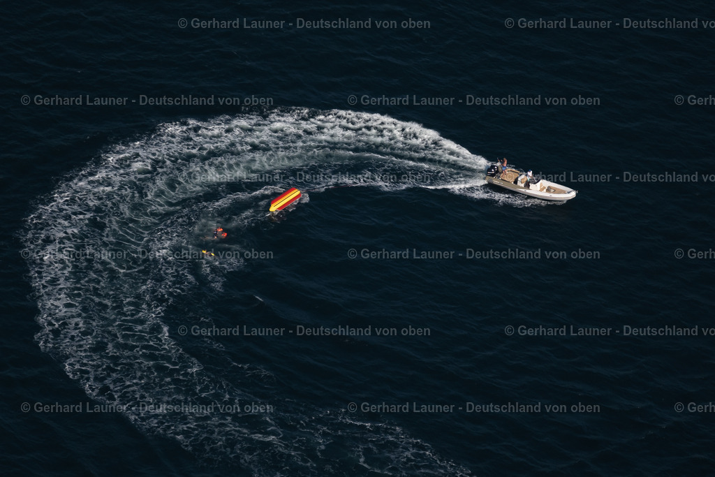 4038086 | PELZERHAKEN 07.08.2020 Surfer - Kitesurfer in Fahrt an der Ostsee- Meeres- Küste in Pelzerhaken im Bundesland Schleswig-Holstein, Deutschland. // Surfer - kitesurfer in motion on Ostsee- Meeres- Kueste in Pelzerhaken in the state Schleswig-Holstein, Germany. Foto: Gerhard Launer