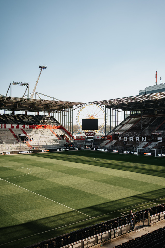 FCS06626 | Der offizielle Shop für FC St. Pauli Fotos. Wähle aus Spielszenen & Fanmomenten dein FCSP Wunschformat. Wir liefern Millerntor-Atmosphäre.
