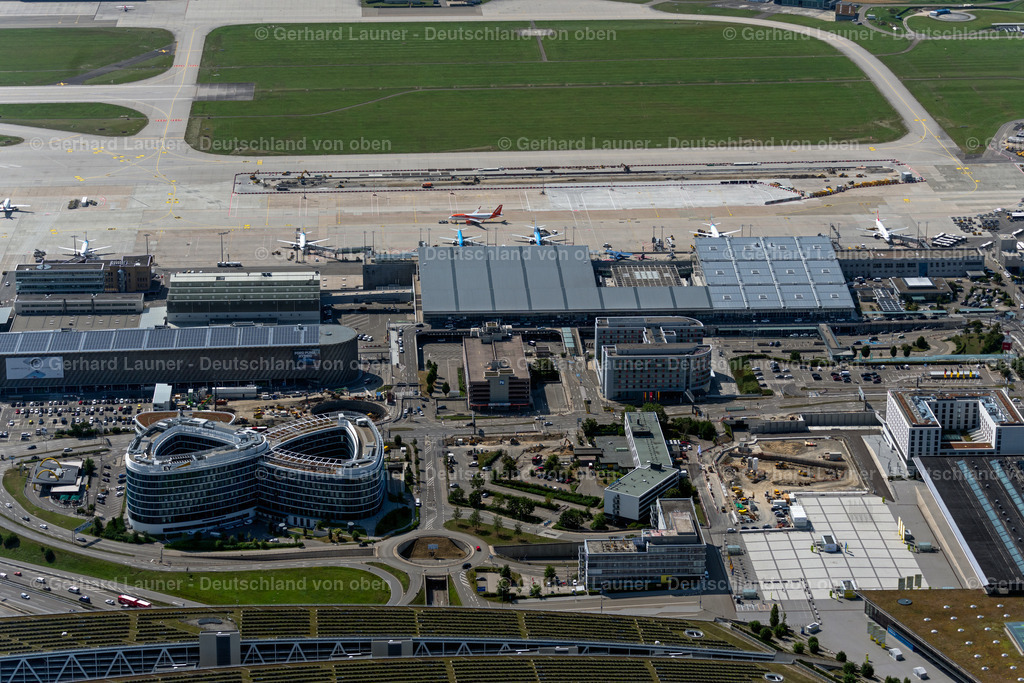 4034290 | STUTTGART 22.07.2020 Bürogebäude des Verwaltungs- und Geschäftshauses " Sky Loop " an der Flughafenstraßein Stuttgart im Bundesland Baden-Württemberg, Deutschland. Weiterführende Informationen bei: Ernst & Young GmbH Wirtschaftsprüfungsgesellschaft,  FKN HOLDING GmbH & Co. KG,  Flughafen Stuttgart GmbH,  HASCHER JEHLE Architektur,  Kurz und Fischer GmbH,  MB Müller & Bleher,  blocher partners. // Office building " Sky Loop " in Stuttgart in the state Baden-Wuerttemberg, Germany. Further information at: Ernst & Young GmbH Wirtschaftspruefungsgesellschaft,  FKN HOLDING GmbH & Co. KG,  Flughafen Stuttgart GmbH,  HASCHER JEHLE Architektur,  Kurz und Fischer GmbH,  MB Mueller & Bleher,  blocher partners. Foto: Gerhard Launer