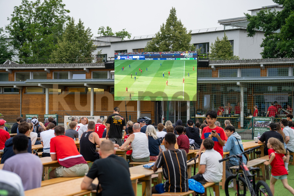 31_Public Viewing Reinach - Achtelfinale Schweiz -Italien EM 2024_kunzmedia.ch | OnlineShop für Bilder kunzmedia.ch