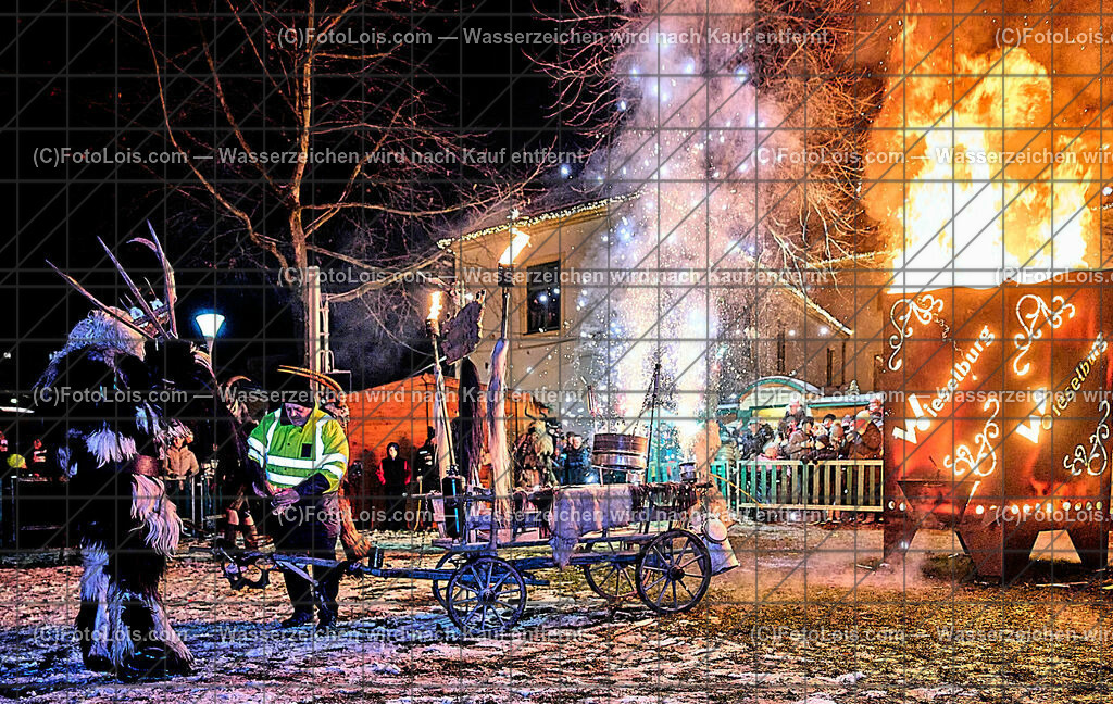 ALP9679_Wieselburger ADVENT_Wintersonnenwende_Perchtenlauf | (C)FotoLois.com, Alois Spandl, Wieselburger Advent, Wintersonnenwendfeier mit Umzug durch die Stadt, Sonnenwendfeuer und Perchtenlauf mit Show im Schlosspark, Mitwirkung der Partnergemeinde EINBECK, Sa 17. Dezmber 2022.