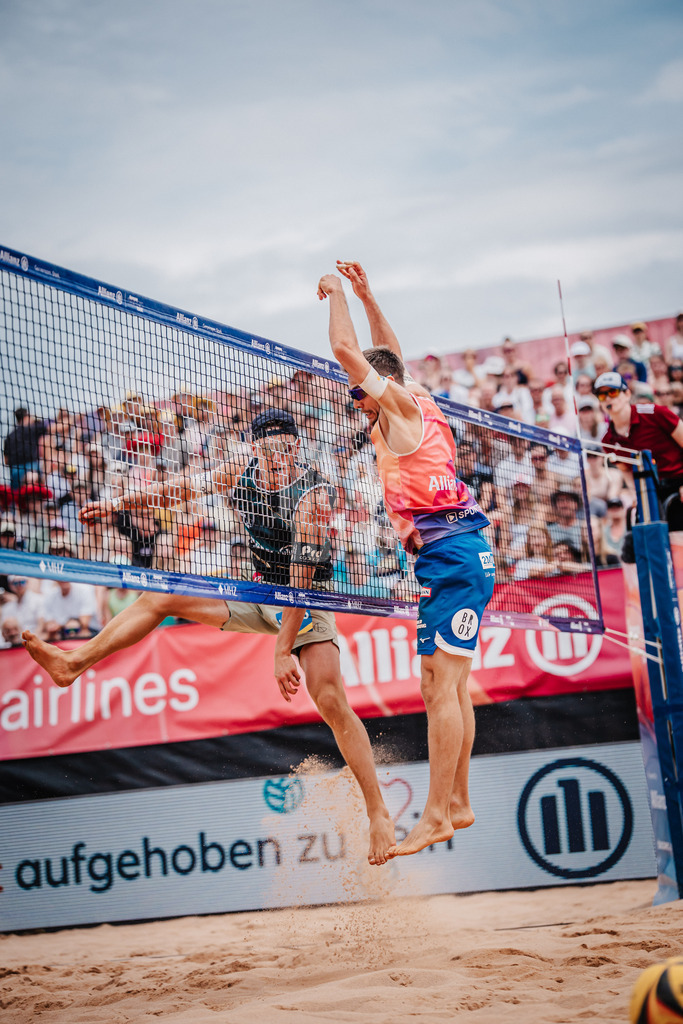 Beachvolleyball | Männer | Allianz German Beach Tour 2025 | Tourstop München | 06.07.2025 | v.l. Angriff von Laurenc Grössig gegen David Poniewaz