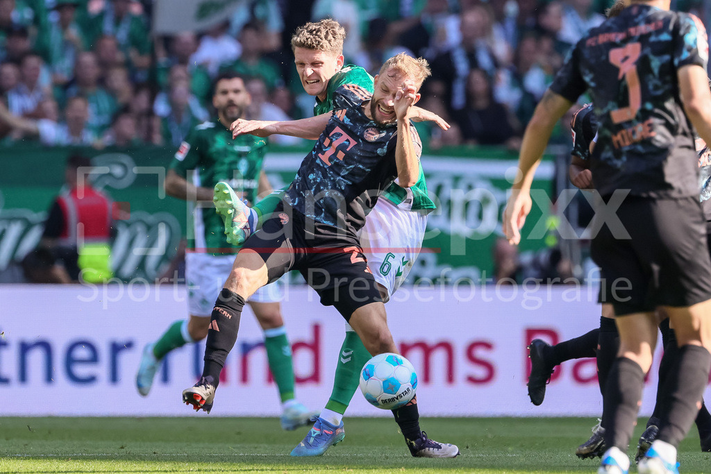 Fussball, Bundesliga, SV Werder Bremen - FC Bayern München | v.li.: Jens Stage (SV Werder Bremen, 6) und Konrad Laimer (FC Bayern München, 27) im Zweikampf, Duell, Dynamik, Aktion, Action, Spielszene, DIE DFL-RICHTLINIEN UNTERSAGEN JEGLICHE NUTZUNG VON FOTOS ALS SEQUENZBILDER UND/ODER VIDEOÄHNLICHE FOTOSTRECKEN. DFL REGULATIONS PROHIBIT ANY USE OF PHOTOGRAPHS AS IMAGE SEQUENCES AND/OR QUASI-VIDEO.