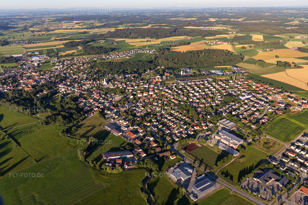 Luftbild:  in Arnstorf im Bundesland Bayern in Deutschland. Foto: IMG_132838.jpg vom 02.07.2022 durch Werner Riehm/FLY-FOTO.deArnstorf.de - Markt Arnstorf - im Zentrum von Niederbayern