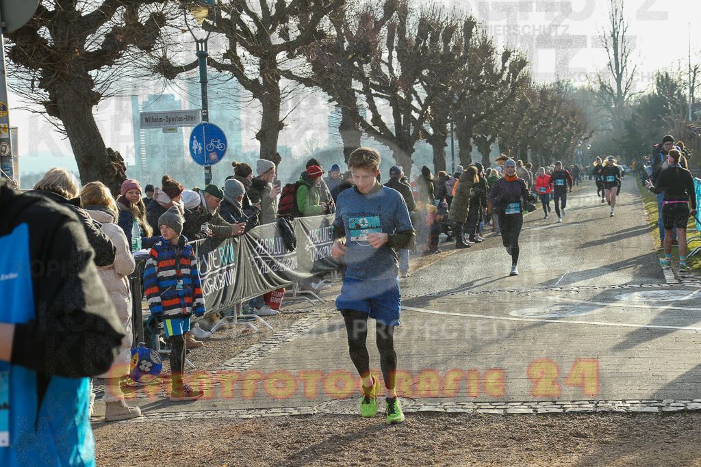 241231_1158_EX1_3213 | Sportfotografie im Rhein-Sieg Kreis, Köln, Bonn, NRW, Rheinland Pfalz, Hessen, etc. Unser Tätigkeitsfeld umfasst den Laufsport vom Volkslauf über den Marathon, Duathlon, Triathon bis zum Ultralauf wie Kölnpfad Ultra oder Schindertrail.