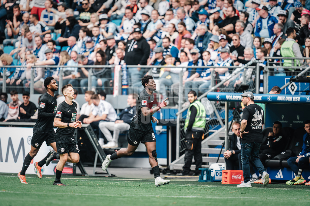 Fußball | Männer | Saison 2023/2024 | 2. Fußball-Bundesliga | 28. Spieltag | Hamburger SV vs. 1. FC Kaiserslautern | 06.04.2024 | Ragnar Ache (#9, 1. FC Kaiserslautern) jubelt nach seinem Tor