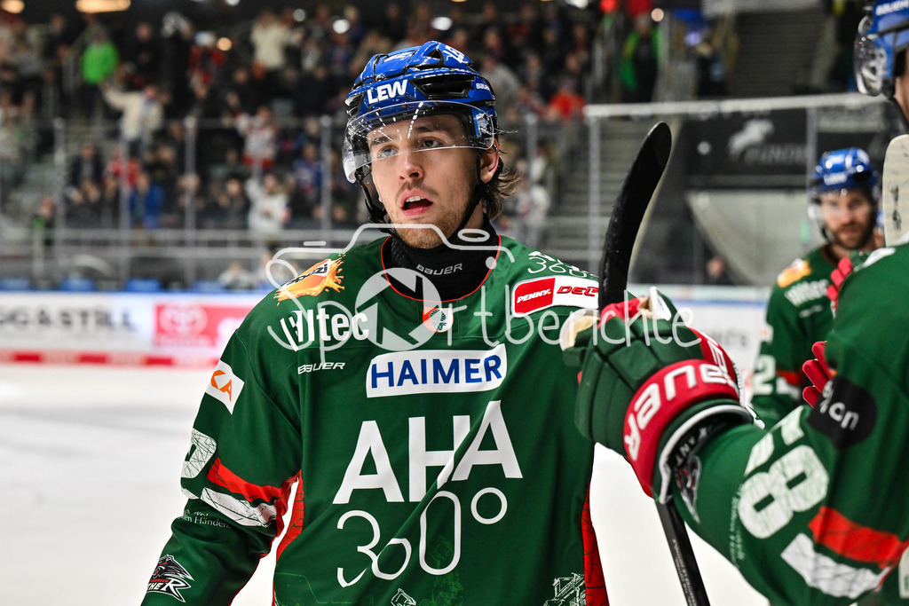 Augsburger Panther - Adler Mannheim | AUGSBURG, GERMANY - 28. DECEMBER: Jubel der Hausherren nach dem Treffer zum 2-2 durch Jason BAST (Augsburger Panther 45) / Tor / Torschuetze / Freude / Happy während dem Match zwischen den Augsburger Panthern und den Adler Mannehim am 33. Spieltag der Penny DEL im Curt Frenzel Stadion / Thomas SCHEMITSCH (Augsburger Panther 62)