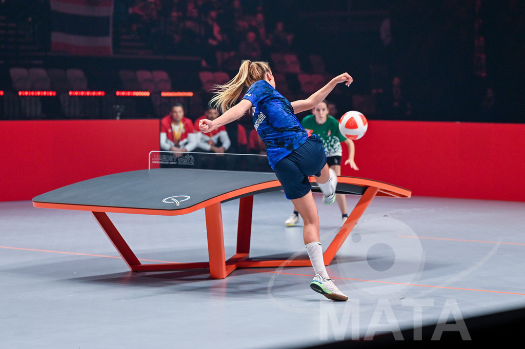 _DWI5883 | Anna Iszak vs Carolyn Greco beim Frauen- Single  Ungarn vs. USA bei der Teqball Weltmeisterschaft 2022 in der Kia Metropole Arena. Nürnberg, 27.11.2022 - Realisiert mit Pictrs.com