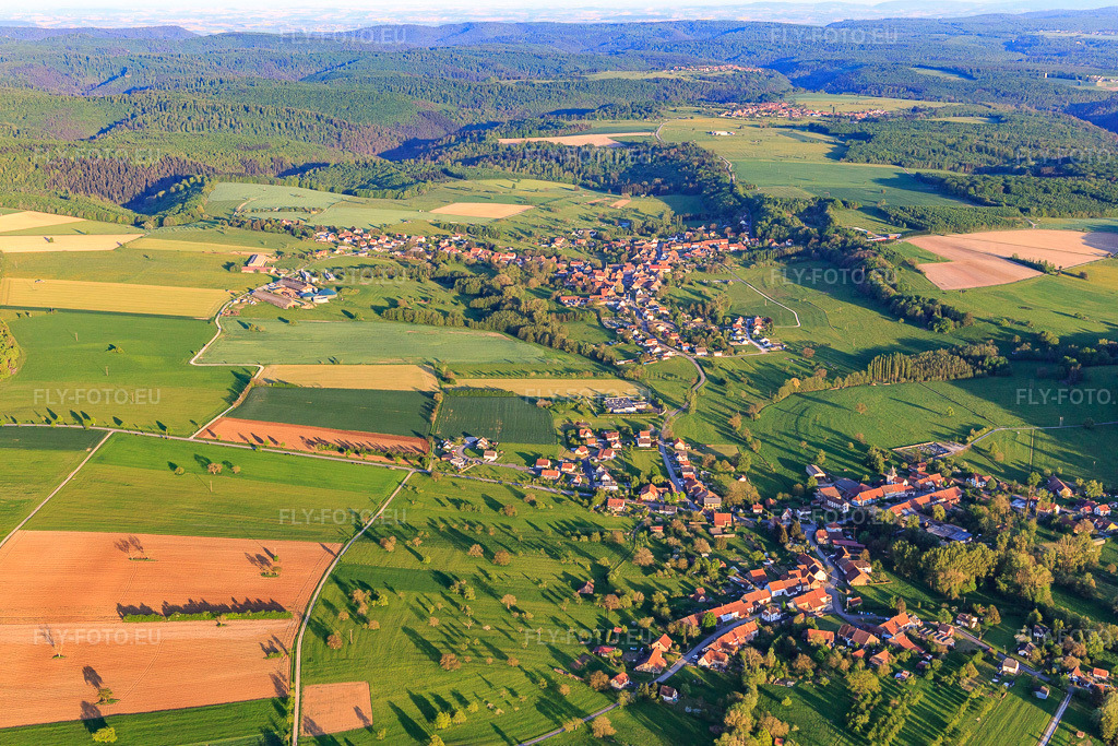 Vue aérienne: Vue d'une ville située en bordure des Vosges septentrionales, depuis le nord-ouest. à Ottwiller dans le département Bas Rhin, France. Photo: IMG_145849.jpg prise le 30/04/2025 par Werner Riehm/FLY-FOTO.eu – Résolution de l'original: 5472 x 3648 px