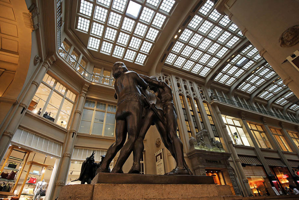 Foto: Leipzig - Faust-Skulpturen in der Mädler Passage - Studenten | Das Team hinter BILDLEXIKON LEIPZIG bündelt historische wie aktuelle Informationen über die Stadt Leipzig in Text und Bild auf einer Plattform und stellt diese der interessierten Öffentlichkeit zur Verfügung.