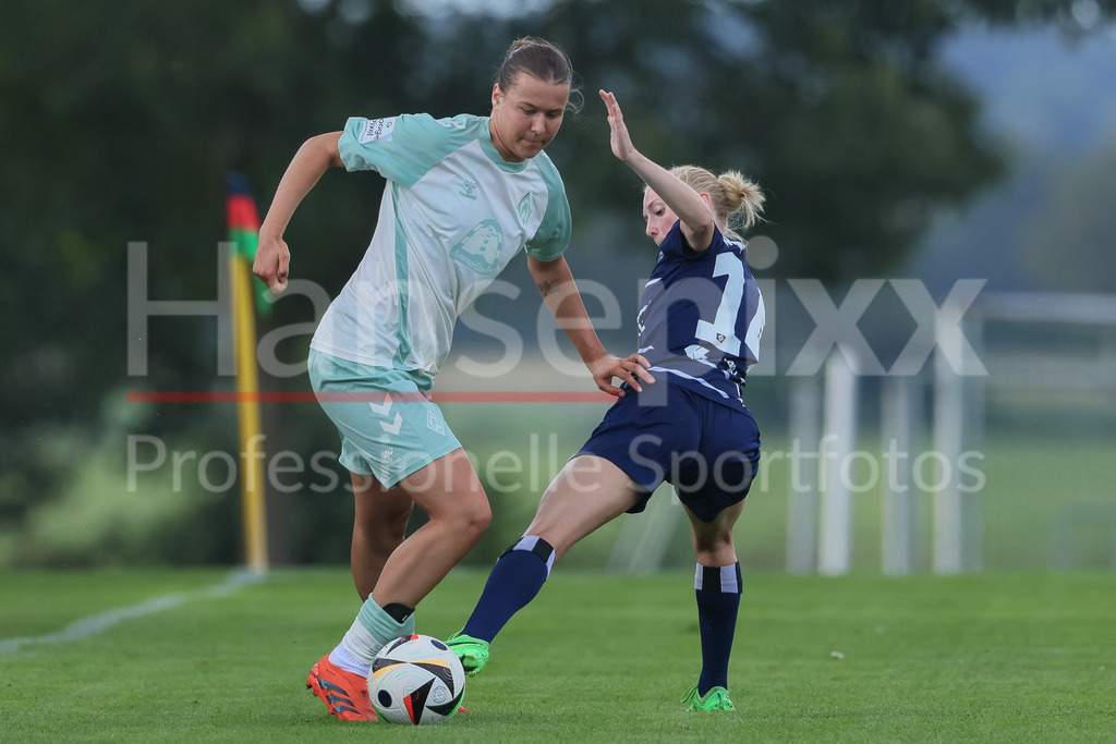 Fussball, Testspiel Frauen, Hamburger SV - SV Werder Bremen | v.li.: Larissa Mühlhaus (SV Werder Bremen, 7) und Sophie Profe (Hamburger SV, 14) im Zweikampf, Duell, Dynamik, Aktion, Action, Spielszene