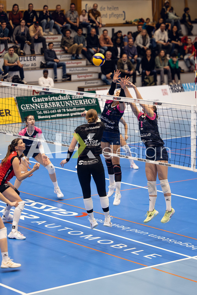 Volleyball I Frauen I Saison 2025-2026 I Volleyball NLA | Women I Round 14 I VC Kanti Schaffhausen - NLZ Volleyball Academy Zürich I 16.01.2026 | VC Kanti Schaffhausen - 9 Jordan Lockwood (USA) – Diagonal // NLZ Volleyball Academy Zürich - 15 Laura Bergmann (DE) – Mittelblock und 8 Simone Kellenberger (CH) – Außenangriff - Realisiert mit Pictrs.com