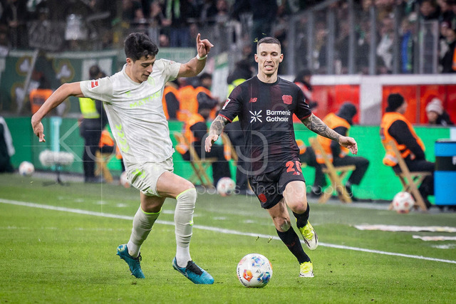 German Bundesliga, Bayer 04 Leverkusen vs. SV Werder Bremen, 24.01.2026 | LEVERKUSEN, GERMANY - JANUARY 24: Julian Malatini (SV Werder Bremen, 22) and Alejandro Grimaldo (Bayer 04 Leverkusen, 20) during the German Bundesliga match on gameday 19 between Bayer 04 Leverkusen vs. SV Werder Bremen at BayArena on January 24, 2026 in Leverkusen, Germany. DFL REGULATIONS PROHIBIT ANY USE OF PHOTOGRAPHS AS IMAGE SEQUENCES AND/OR QUASI-VIDEO.