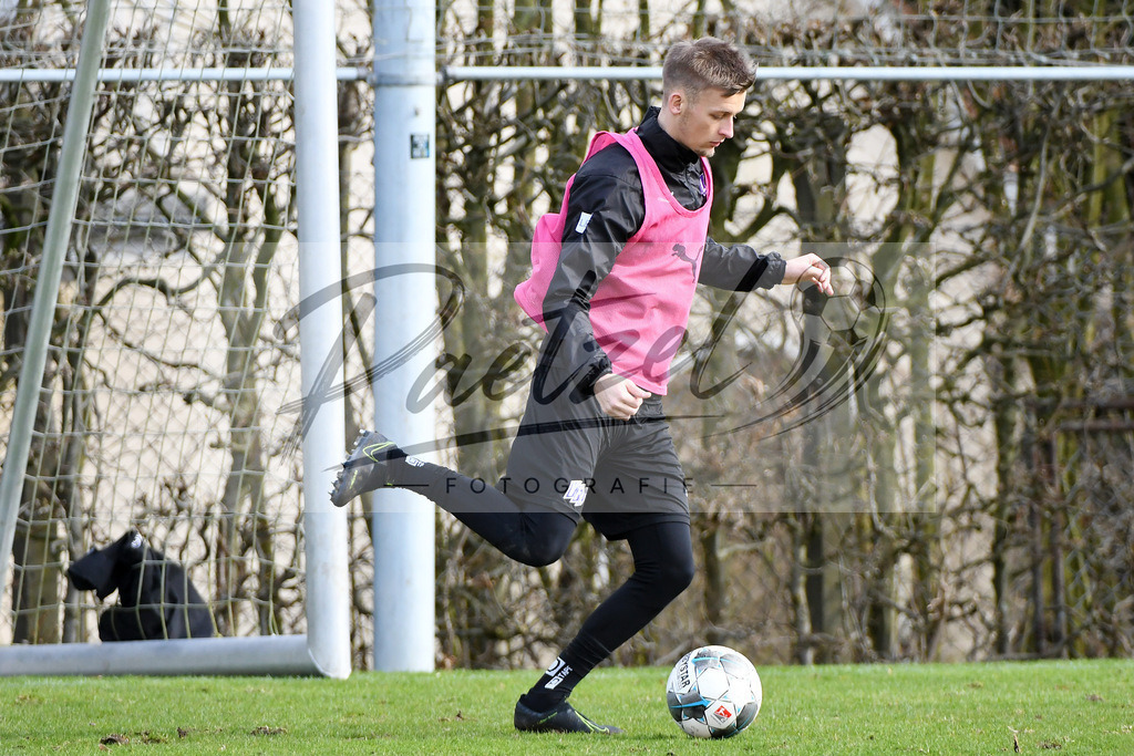 20200229_TRAOSN_0018 | Fussball, Herren: Sebastian Klaas (VfL Osnabrueck) in Aktion, am Ball, Einzelaktion waehrend der Trainingseinheit des VfL Osnabrueck im Sportpark Illoshoehe am 29.02.2020 in Osnabrueck, Deutschland. - Realisiert mit Pictrs.com