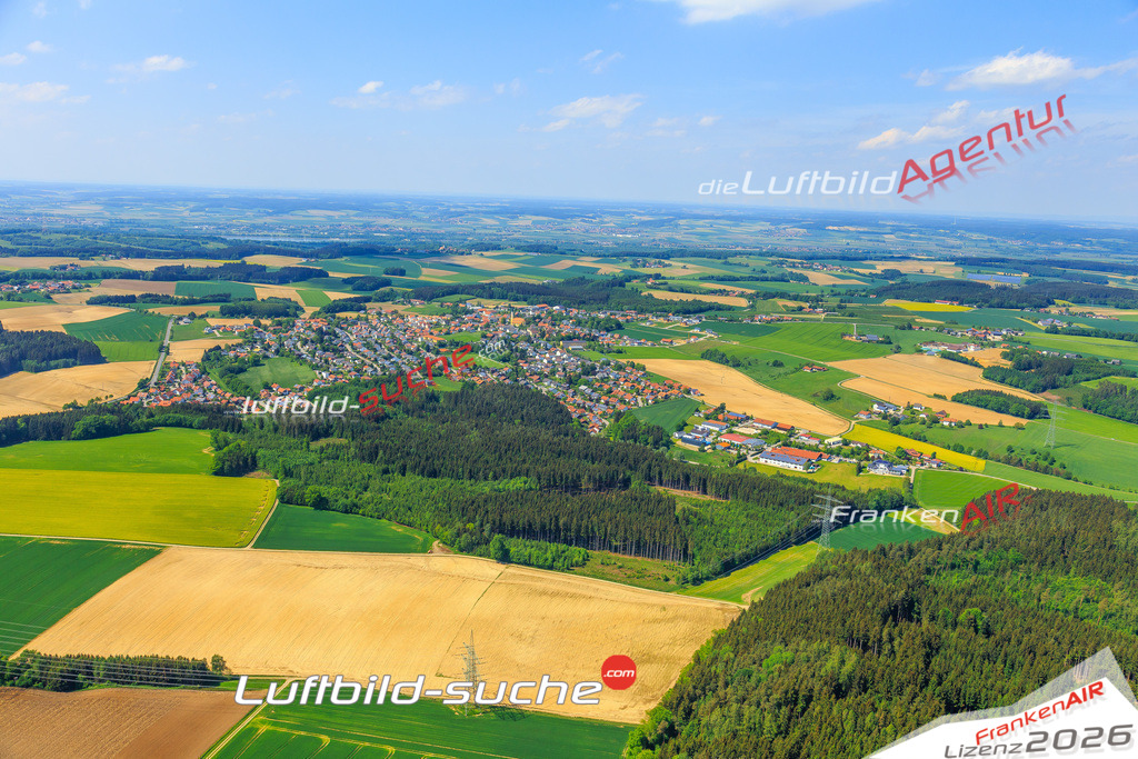 Die Luftaufnahme der Stadt Adlkofen wurde vom UL-Flugzeug heraus erstellt ( keine Drohne )- hohe Auflösung für beste Qualität